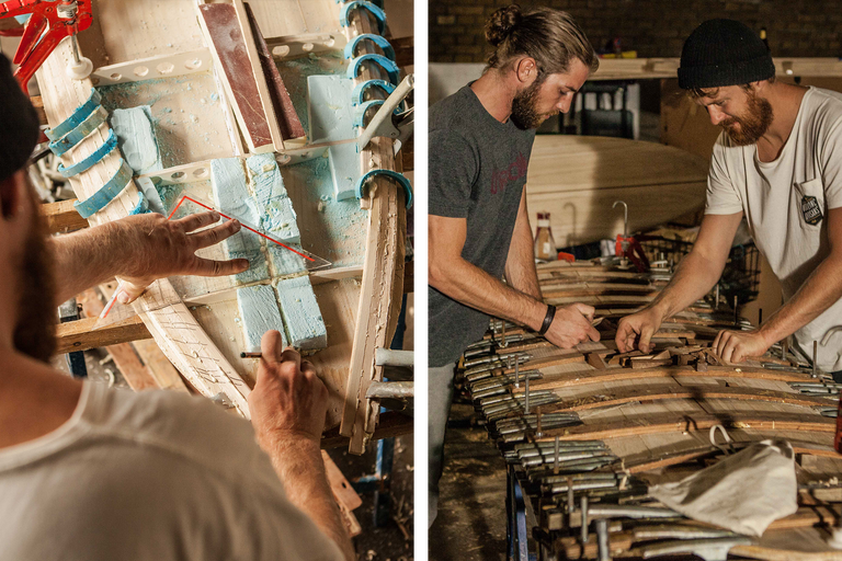 Zwei Männer arbeiten an einem Holzbearbeitungsprojekt mit Werkzeugen und Holz in einer Werkstatt.