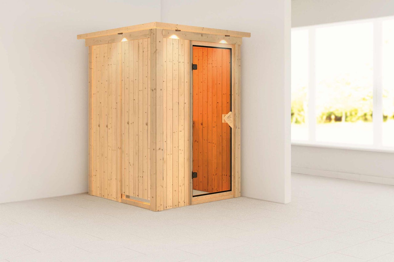 Holzsauna mit Glastür in einem hellen Raum