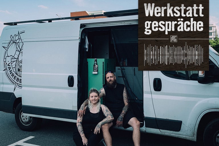 Werkstattgespräche Logo mit einem Paar vor einem Transporter