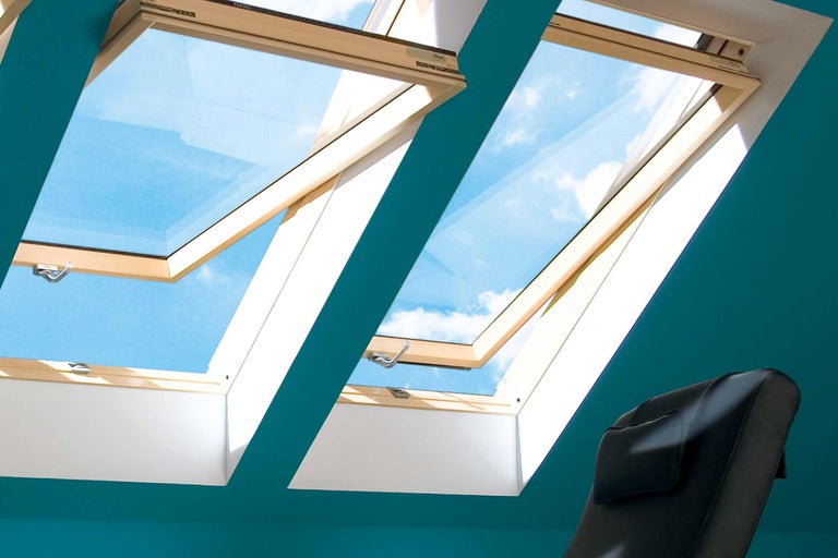 Zwei geöffnete Dachfenster mit Blick auf den Himmel