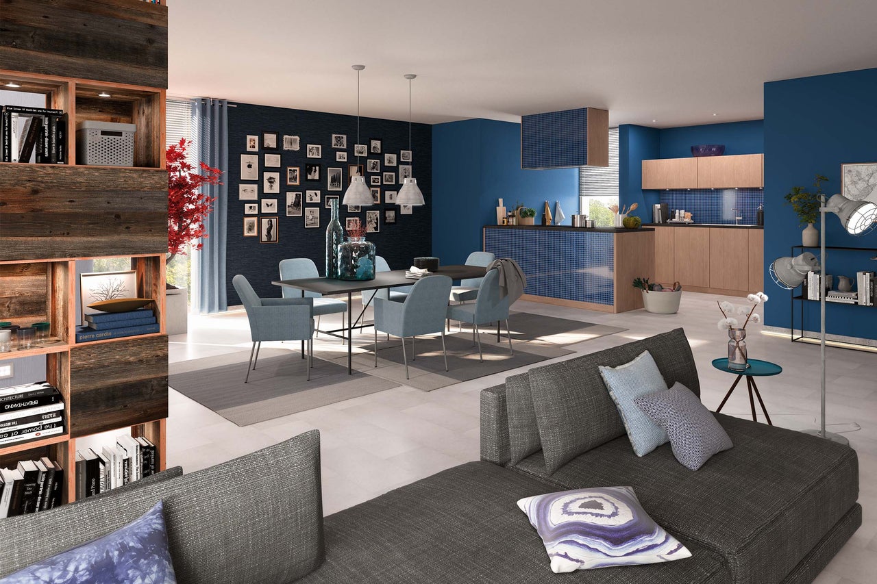 Wohnzimmer mit Sofa, Esstisch mit Stühlen und Regalen