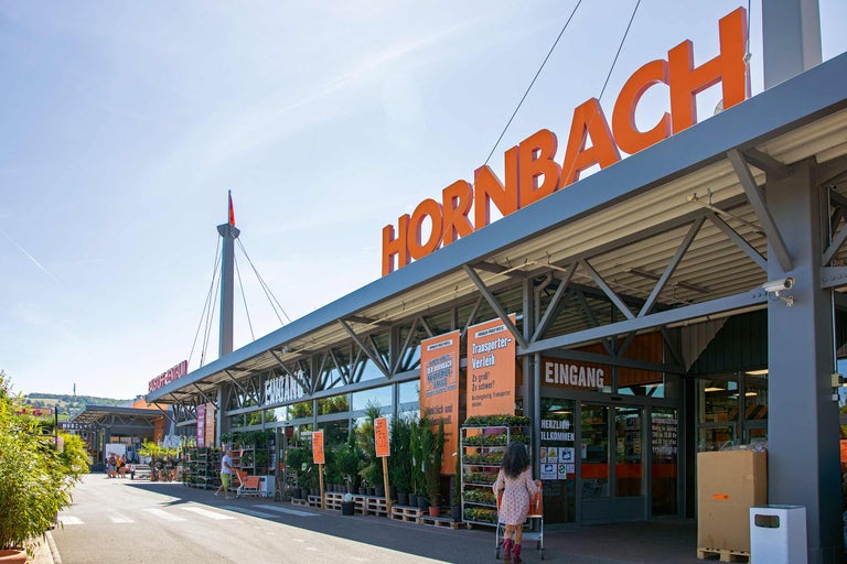 Außenansicht eines Hornbach Baumarktes am Eingang.