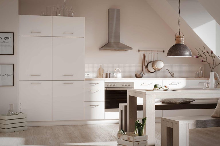 Helle Küche mit Esstisch und Küchengeräten