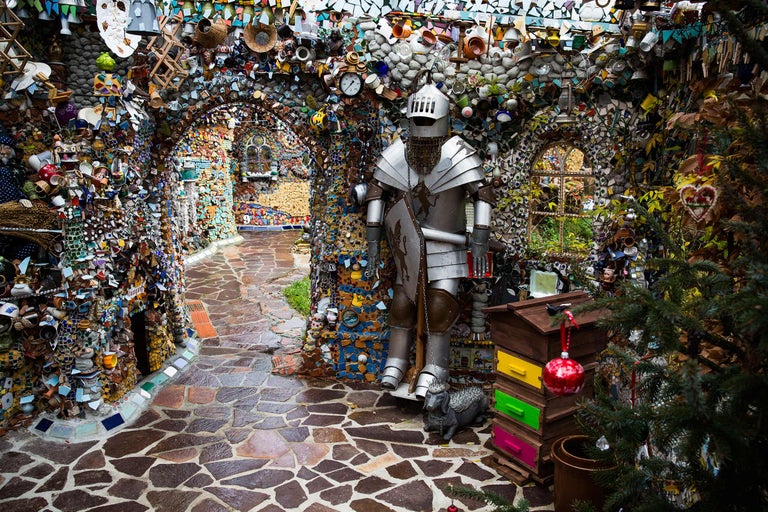 Dekorierter Garten mit Ritterrüstung und Mosaikwänden