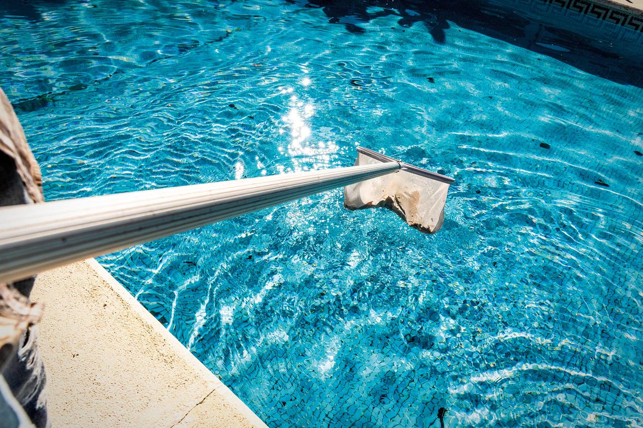 Schwimmbad mit Poolkescher zur Reinigung