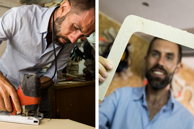 Ein Mann schneidet Holz mit einer Stichsäge, während ein anderer Mann ein gebogenes Holzstück hält.