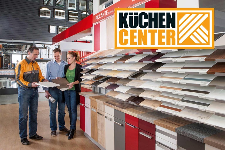 Kundenberatung im Küchencenter von Hornbach mit verschiedenen Küchendekoren