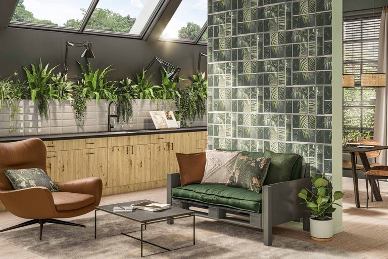 Wohnraum mit Möbeln im natürlichen Design, darunter eine Couch aus Paletten, ein Sessel und ein Esstisch.