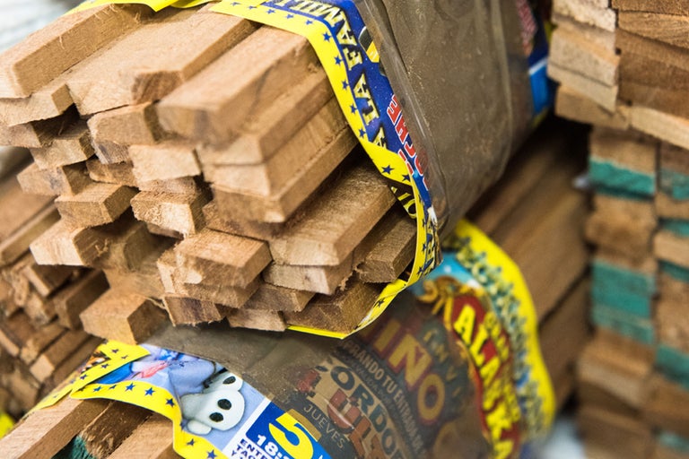 Holzlatten gebündelt für Bauprojekte