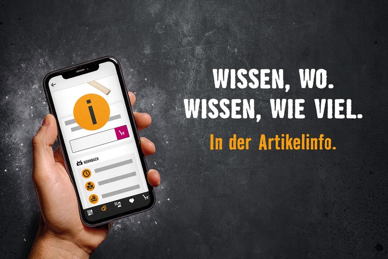 Smartphone mit Artikeldetail in der HORNBACH App, daneben der Text „Wissen, wo. Wissen, wie viel. in der Artikelinfo.“