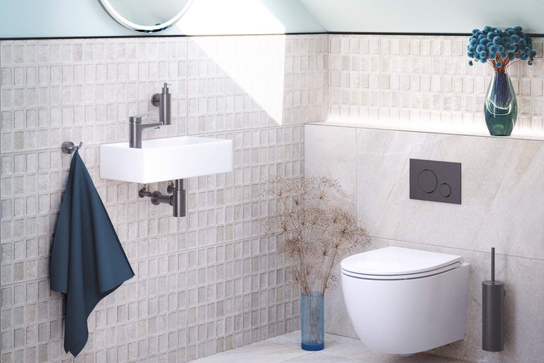 Helles Badezimmer mit Waschbecken, Toilette und Dekorationen