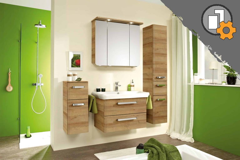 Badezimmer mit Waschtisch, Spiegelschrank und Hochschrank in Holzoptik