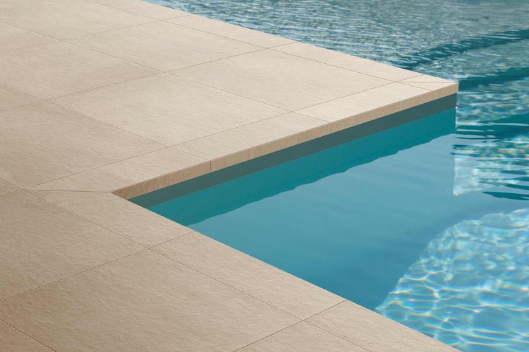 Nahaufnahme von Fliesen am Poolrand