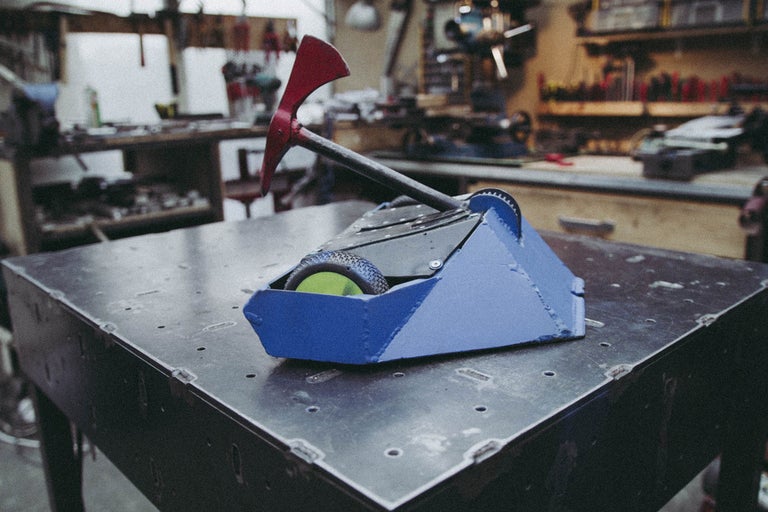 Nahaufnahme eines Battle-Bots mit Axt auf einem Metalltisch