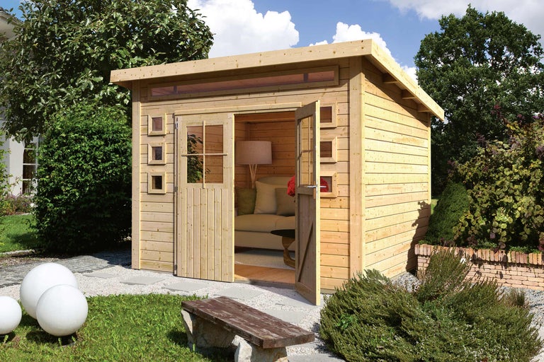 Holzgartenhaus mit geöffneten Türen und Fenstern