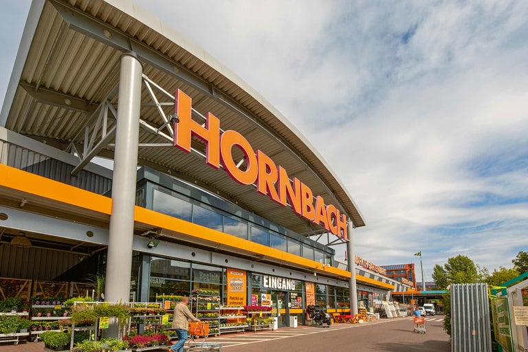 Hornbach Baumarkt Fassade mit Eingangsbereich und Kunden