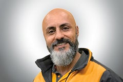 Porträt eines lächelnden Mannes mit Bart