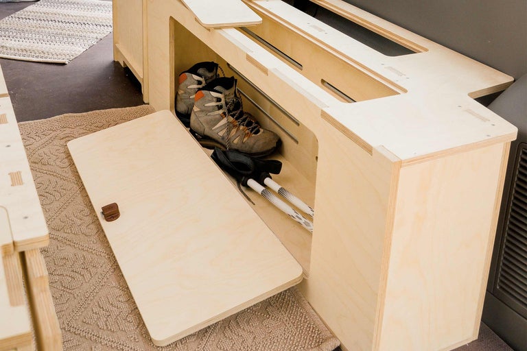 Holzschrank mit Schuhen und Wanderstöcken