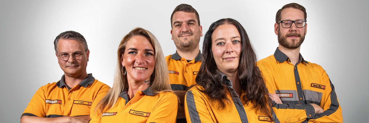 Gruppenfoto von fünf Hornbach Mitarbeitern in Arbeitskleidung