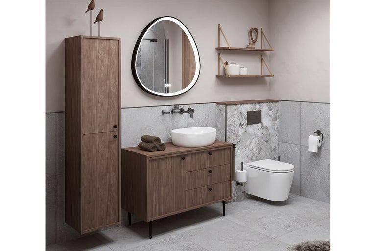 Modernes Badezimmer mit Waschtischunterschrank und Hochschrank in Holzoptik, organisch geformtem LED-Spiegel und wandhängendem WC.