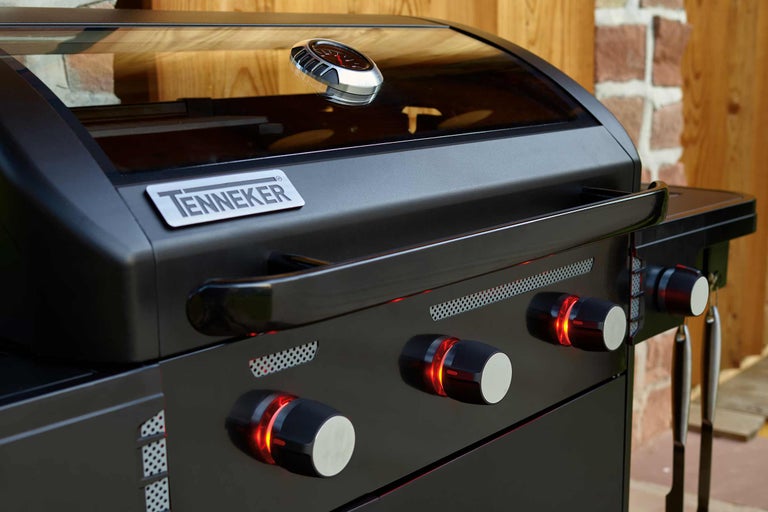 Tenneker Grill mit Temperaturanzeige und Bedienknöpfen