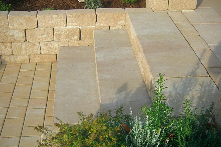 Gartenanlage mit Stufen und Trockenmauer aus Stein