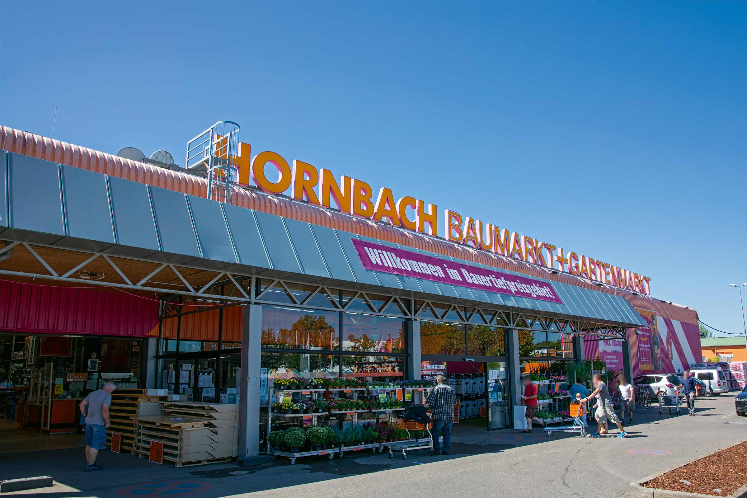  Aussenansicht eines Hornbach Baumarkt Gartencenter. 