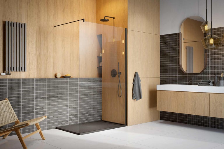 Badezimmer mit Dusche, Waschtisch und Heizkörper