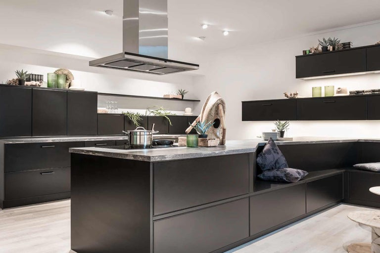 Moderne Küche mit Kochinsel, Sitzbank und Dunstabzugshaube