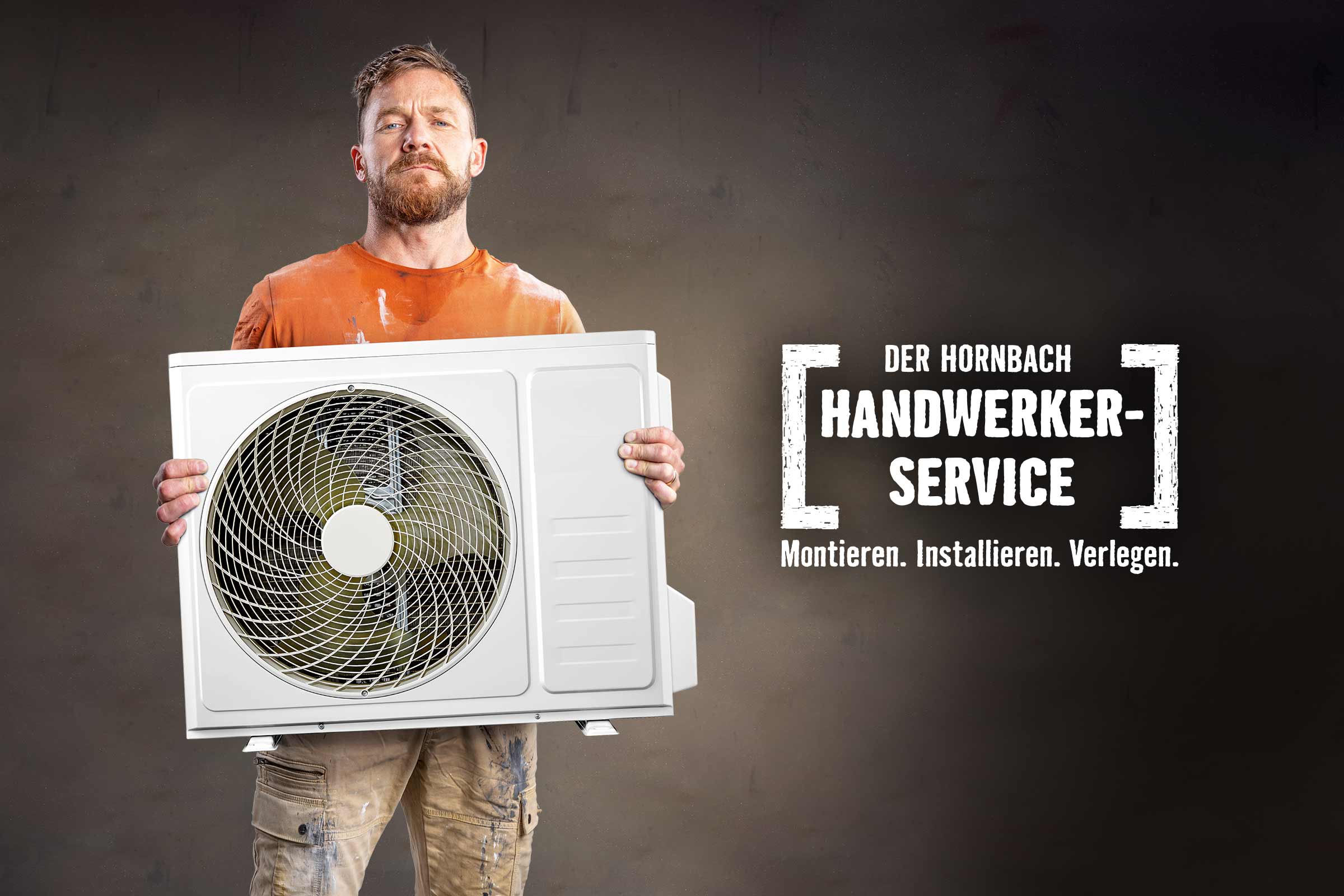 Handwerker hält ein Klimagerät. Hornbach Handwerker-Service: Montieren, Installieren, Verlegen.