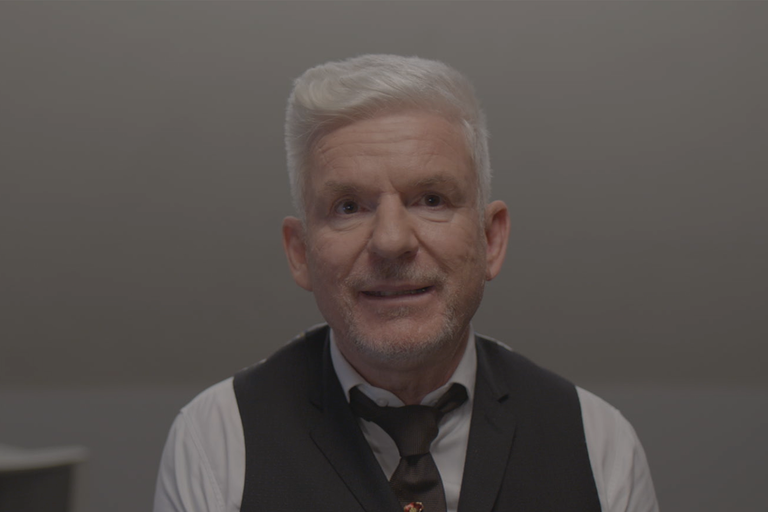 Porträt eines Mannes mit Weste und Krawatte