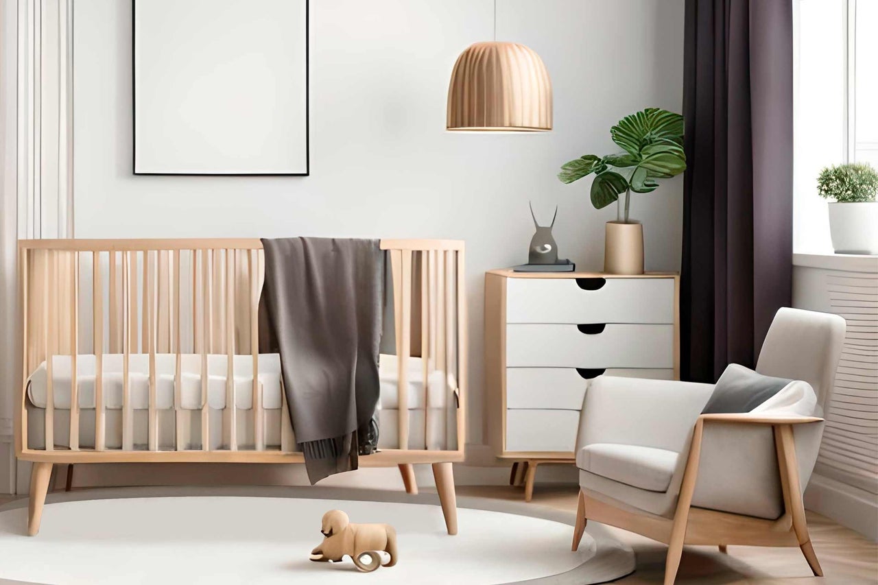 Helles Kinderzimmer mit Holzwiege, Kommode, Sessel und Dekoration
