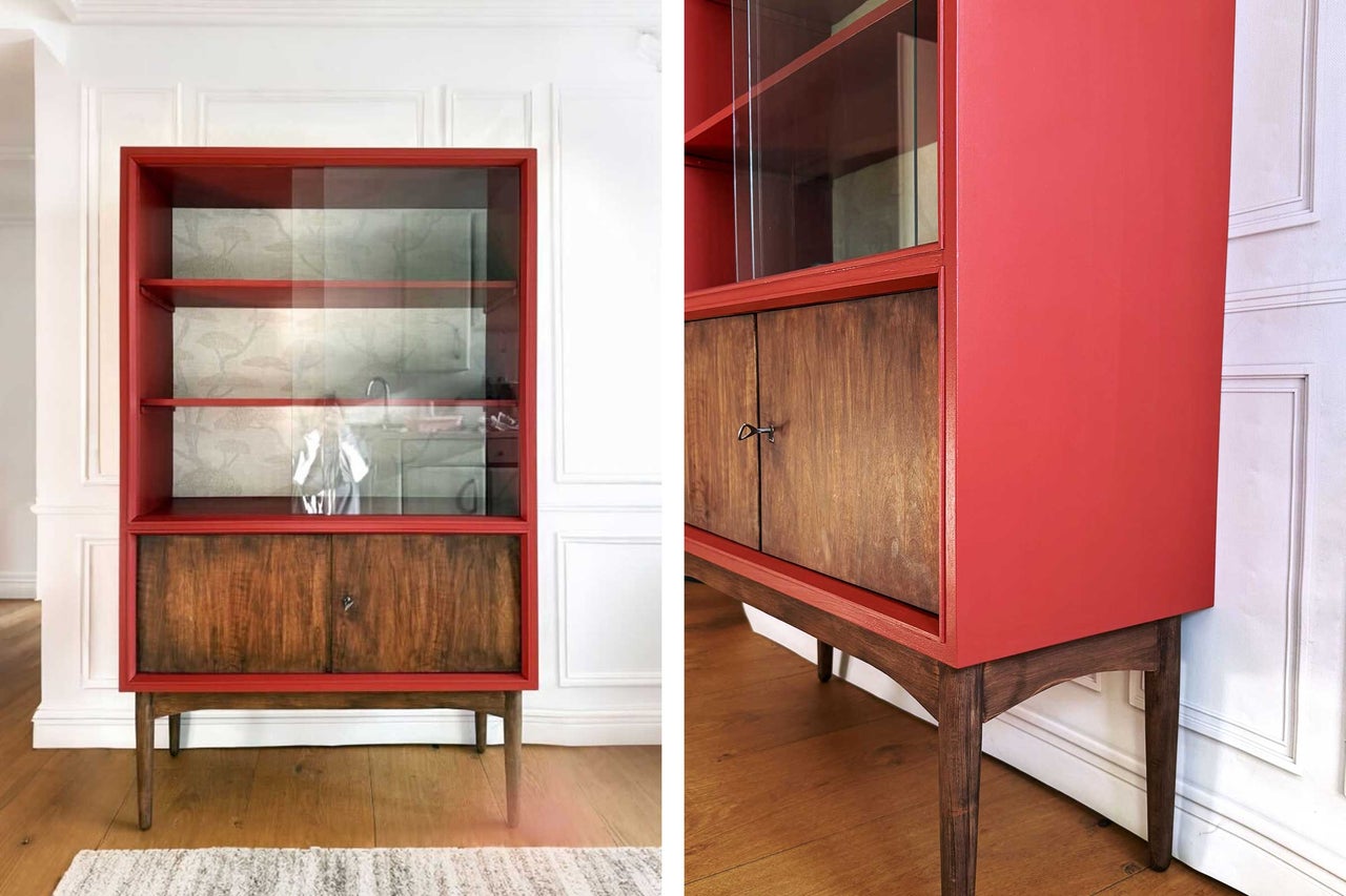 Vitrine mit Glastüren und Holzschrank auf Füßen