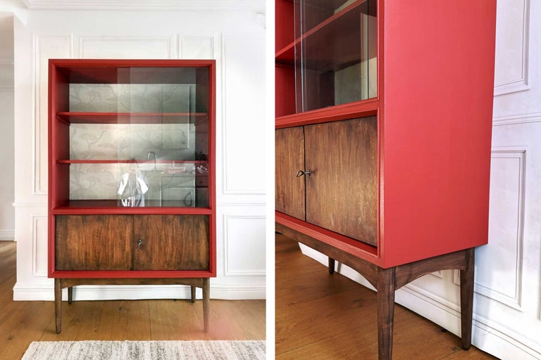 Vitrine mit Glastüren und Holzschrank auf Füßen