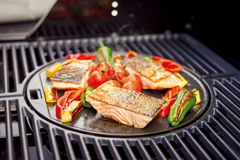 Lachsfilet mit Gemüse auf Grillplatte