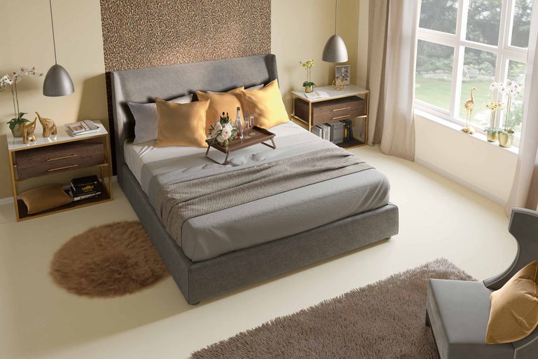 Schlafzimmer mit Doppelbett, Nachttischen und Teppichen für eine gemütliche Atmosphäre.