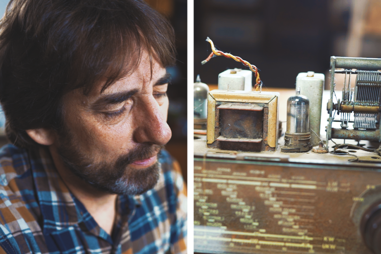 Mann, der an einem alten Radio arbeitet