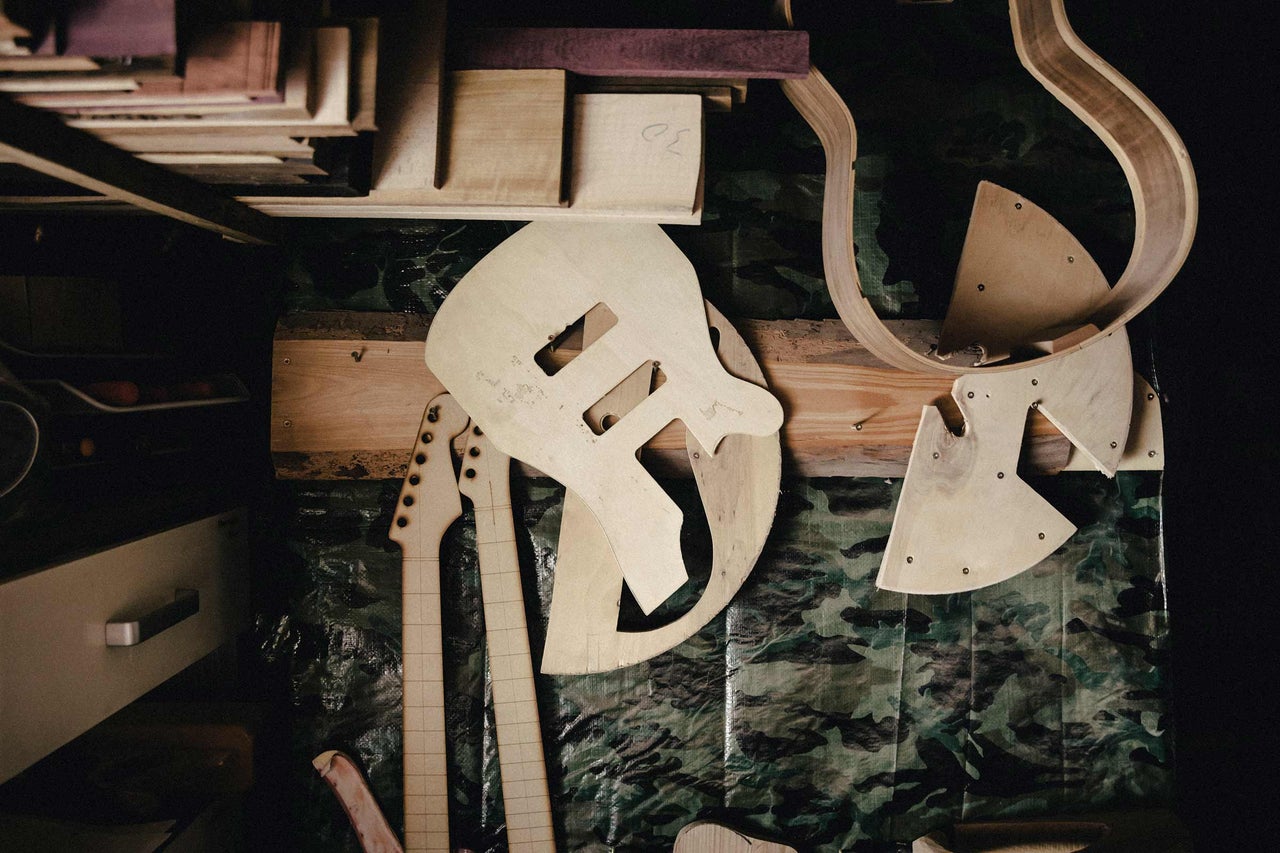 Werkstattszenenansicht mit Gitarrenbauvorlagen aus Holz