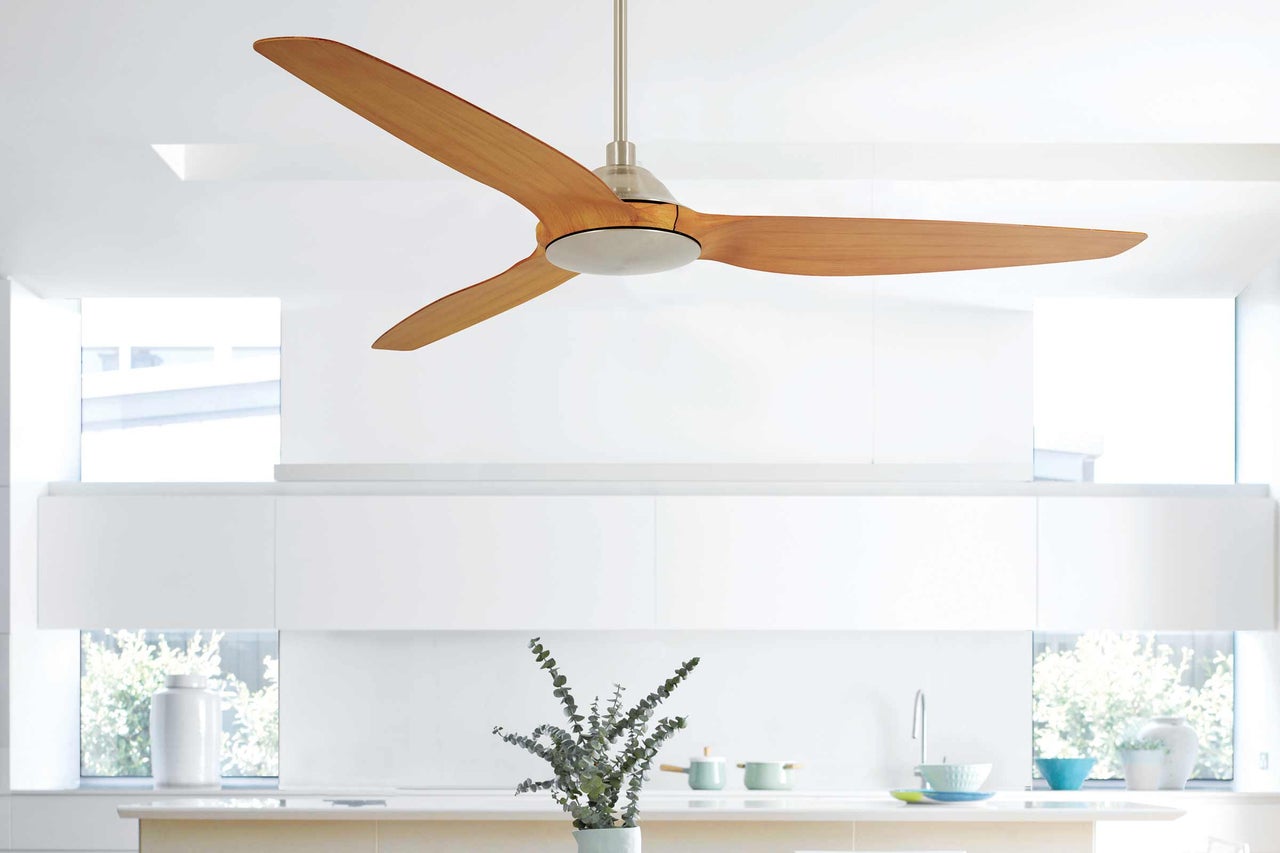 Deckenventilator mit drei Flügeln aus Holz in modernem Küchenambiente.