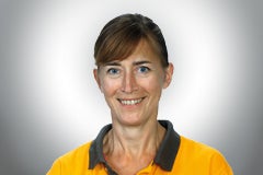Porträt einer lächelnden Frau in Arbeitskleidung
