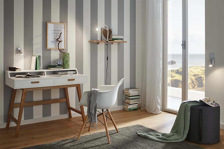 Einrichtungsidee für ein Arbeitszimmer mit Schreibtisch, Stuhl und Dekoration