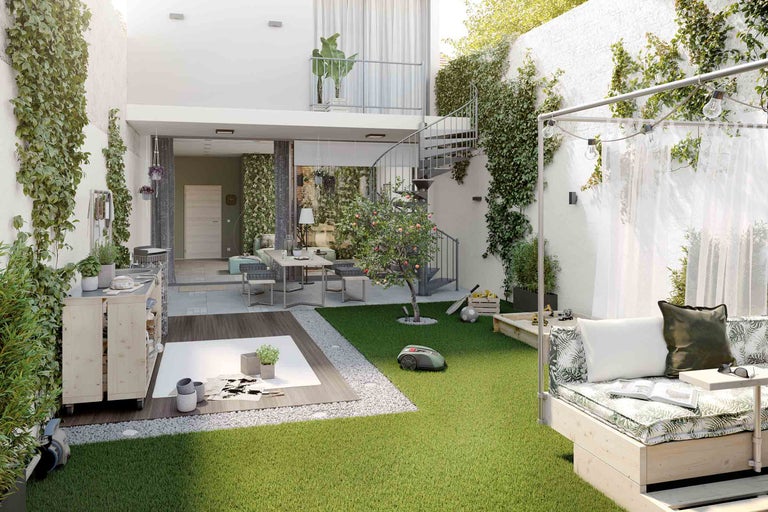 Gestalteter Garten mit Rasenfläche, Gartenmöbeln und Dekorationen