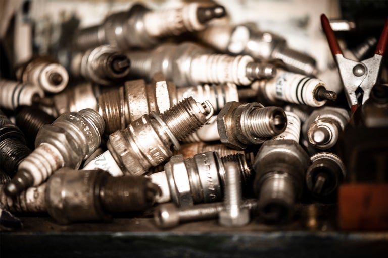 Ansicht einer Ansammlung von Zündkerzen und Zangen