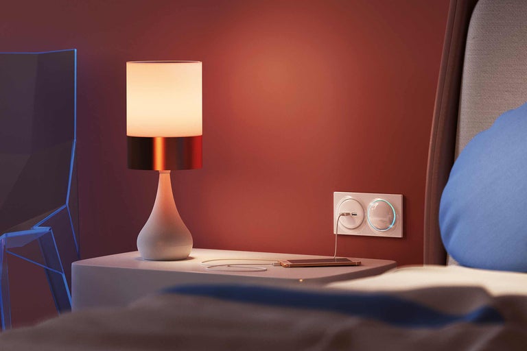 Nachttisch mit Lampe, Steckdose mit USB-Anschluss und Mobiltelefon