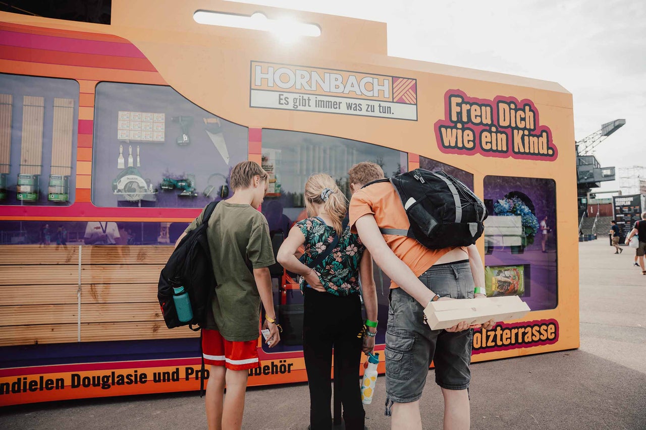 Personen vor einem Hornbach Stand mit Werkzeugen und Baumaterialien
