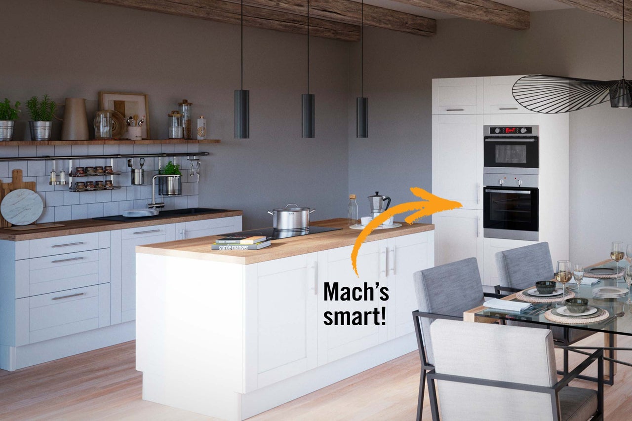 Helle Küche mit Kochinsel, Küchenschränken und Esstisch