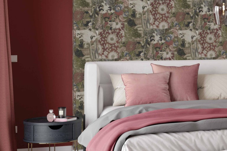 Schlafzimmer mit Bett, Nachttisch und gemusterter Tapete