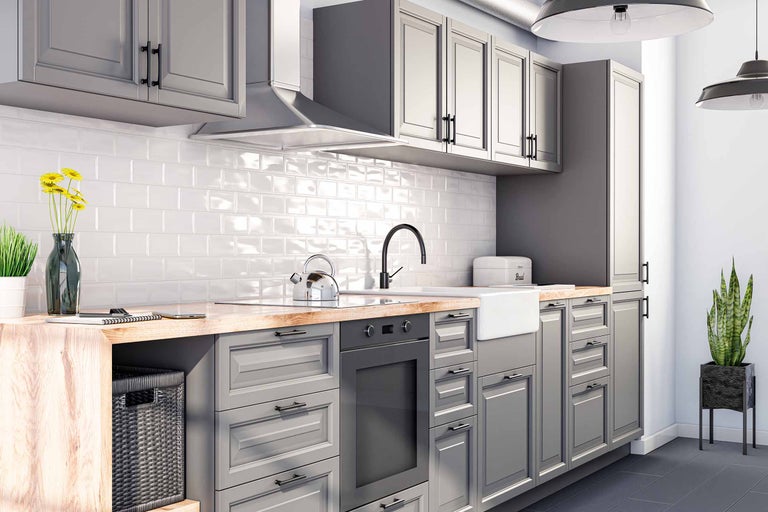 Moderne Küche mit grauen Schränken, Holz Arbeitsplatte und weißen Fliesen