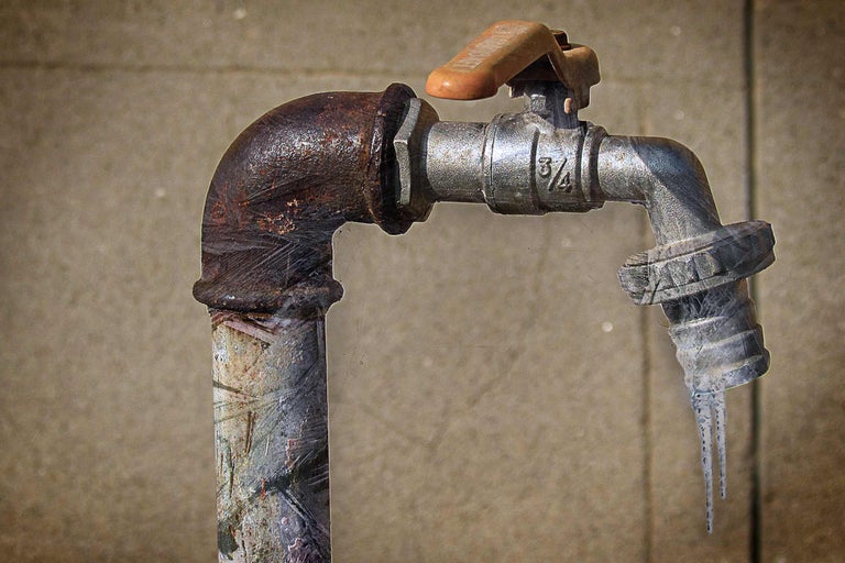 Ein Wasserhahn mit Frost und Rost