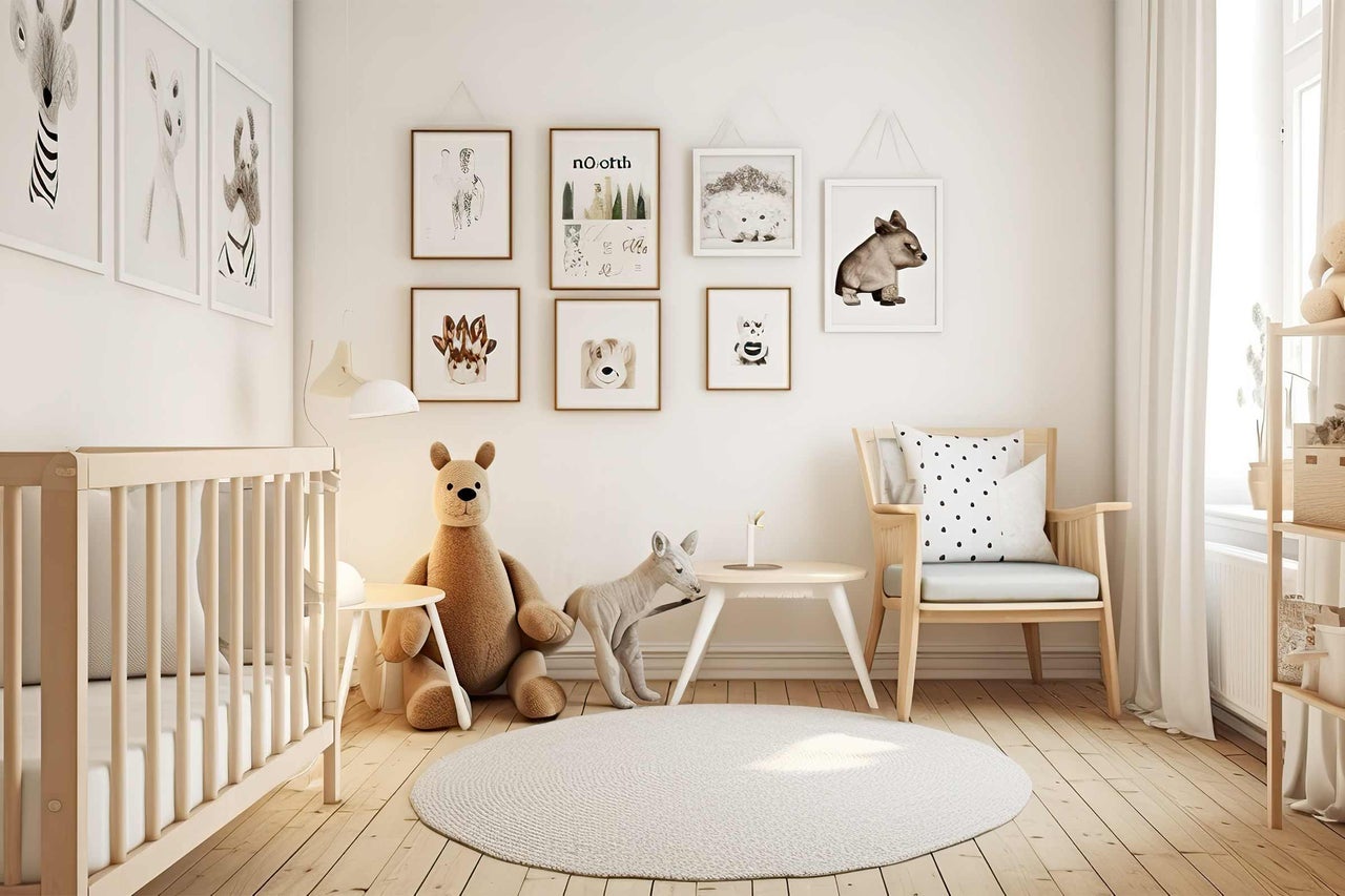 Kinderzimmer mit Babybett, Teppich und Tierbildern an der Wand.